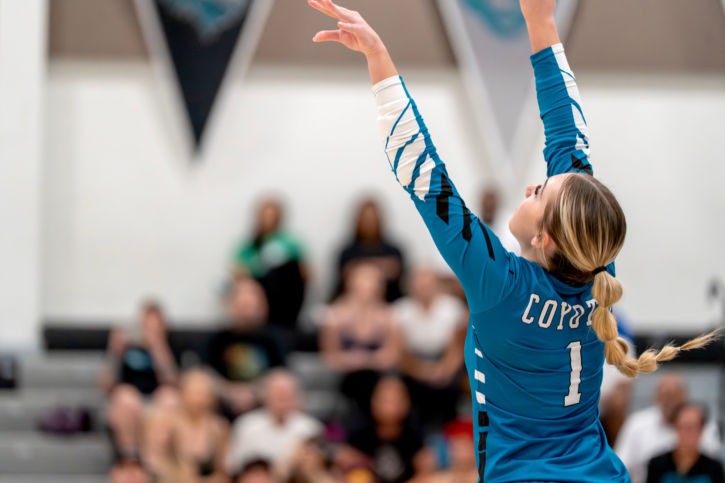 Yotes lose in 5 sets on the road